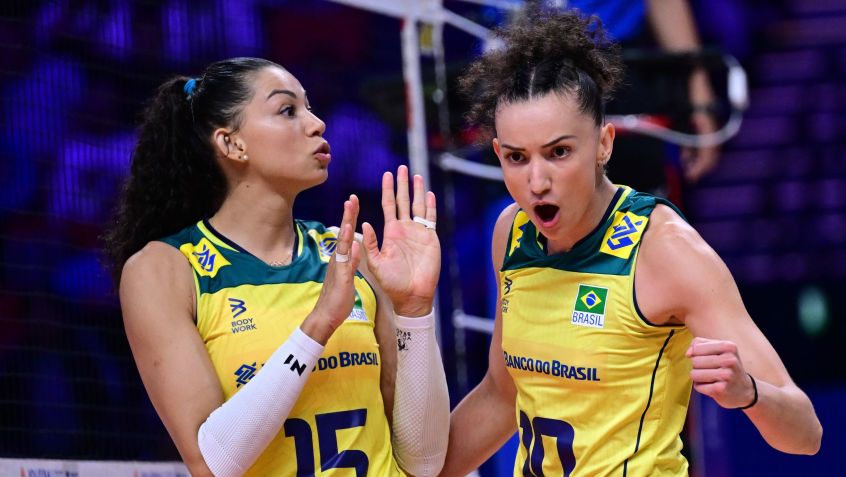 Carol e Gabi comemoram ponto do Brasil / Foto: Divulgação/ Volleyball World