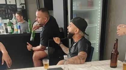 Gabigol, com a camisa nova do Corinthians e ao lado de um copo de cerveja