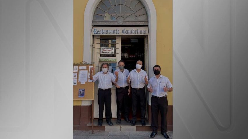 Imagem mostra funcionários na porta do Restaurante Gambrinus antes do alagamento em Porto Alegre / Reprodução/Instagram