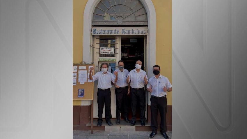 Imagem mostra funcionários na porta do Restaurante Gambrinus antes do alagamento em Porto Alegre / Reprodução/Instagram