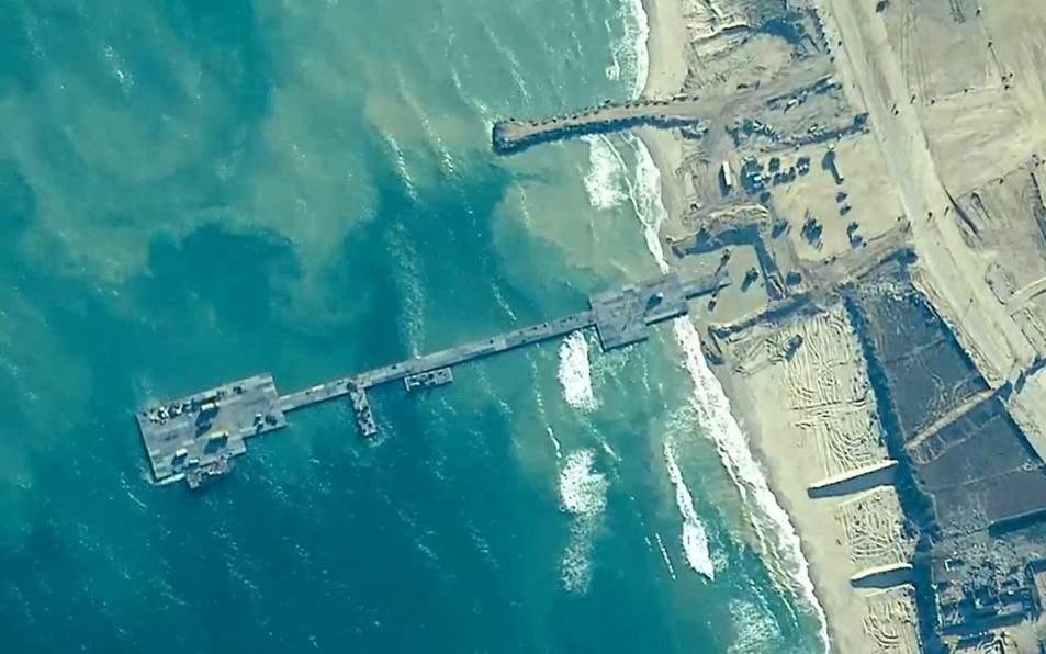 Membros do Exército dos EUA, da Marinha dos EUA e militares israelenses construíram o Trident Pier, um píer temporário para entrega de ajuda humanitária, na costa de Gaza.