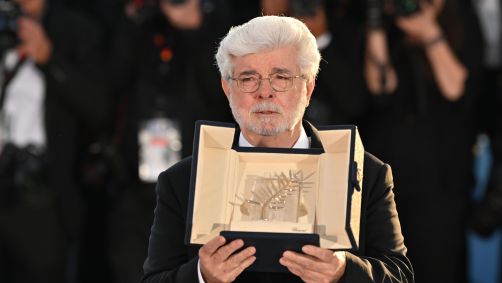 George Lucas posa com poses sua Palma de Ouro honorária no encerramento de Cannes
