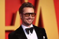 Glen Powell recebeu a benção de Schwarzenegger para o remake de Running Man