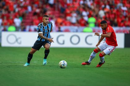 Lance de jogo entre Grêmio e Internacional pelo Gauchão de 2024