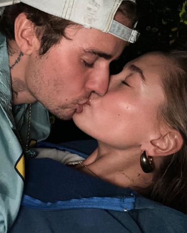 Hailey e Justin Bieber celebraram cinco anos de casamento em 2023 / Reprodução/Hailey Bieber/Instagram