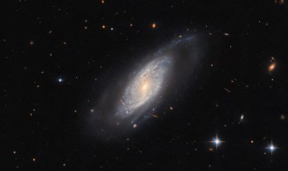 Imagem obtida com o Telescópio Hubble que mostra o centro da Via Láctea e seu halo