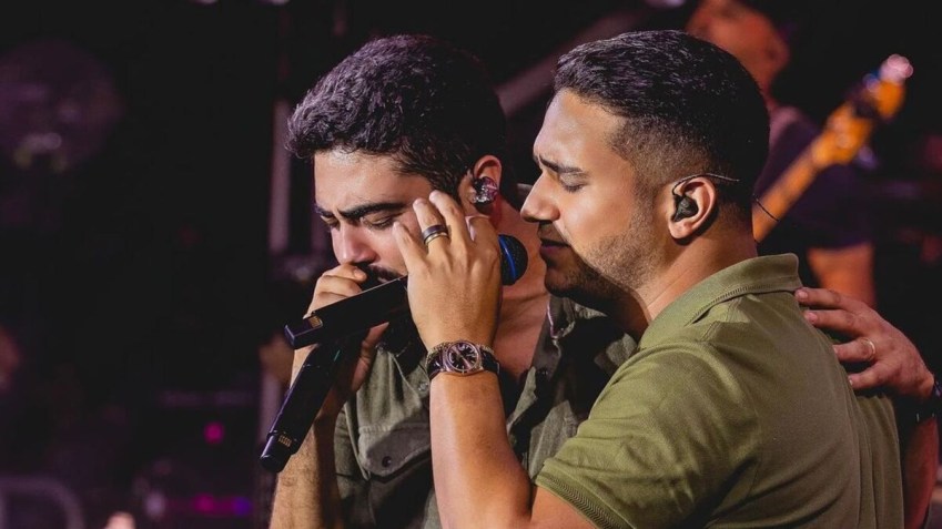 Foto da dupla sertaneja Henrique e Juliano cantando • Reprodução/Instagram