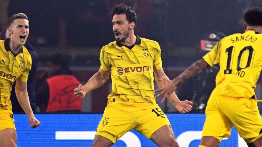 Hummels comemora gol com a camisa do Borussia Dortmund / Robert Michael/dpa (Photo by Robert Michael/picture alliance via Getty Images