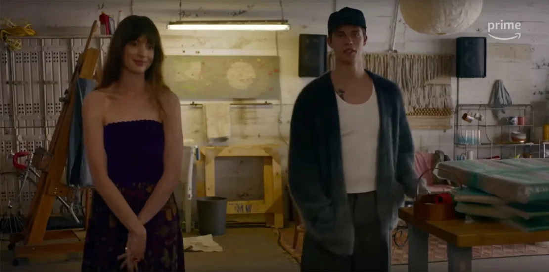 Quando Hayes encontra Solène em sua galeria de arte, Hathaway veste um vestido vintage da Chanel, enquanto Galitzine veste um cardigã da Isabel Marant / Prime Video/Reprodução