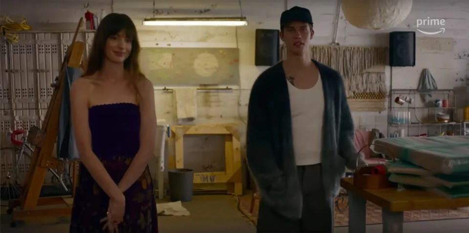 Quando Hayes encontra Solène em sua galeria de arte, Hathaway veste um vestido vintage da Chanel, enquanto Galitzine veste um cardigã da Isabel Marant / Prime Video/Reprodução