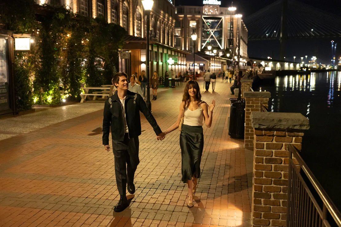 "Eu não queria que fosse esse encontro de uma mulher mais velha com um garoto mais jovem... e tivesse esse momento de transformação à la 'Uma Linda Mulher'," disse Demeterio / Prime Video/Divulgação