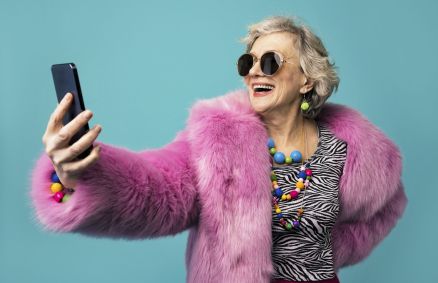 Idosa tira selfie com celular