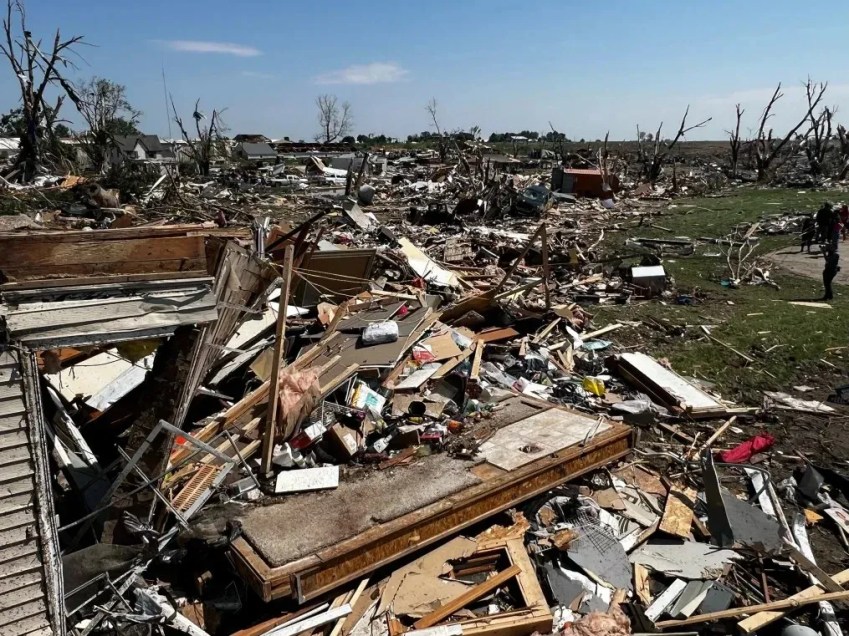Tornado devasta cidade de Greenfield / Bill Kirkos/CNN