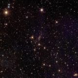 Abell 2390 é um aglomerado de galáxias e imagem do Euclid registrou mais de 50 mil delas. Esses sistemas contêm enormes quantidades de massa (até 10 trilhões de vezes a massa do Sol), sendo grande parte dela na forma de matéria escura