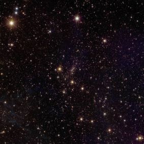 Abell 2390 é um aglomerado de galáxias e imagem do Euclid registrou mais de 50 mil delas. Esses sistemas contêm enormes quantidades de massa (até 10 trilhões de vezes a massa do Sol), sendo grande parte dela na forma de matéria escura