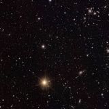 O aglomerado de galáxias Abell 2764, localizado no canto superior direito da imagem, e também a estrela V*BP-Phoenicis/HD 1973, que está na Via Láctea, é quase brilhante o suficiente para ser vista a olho nu