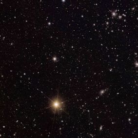 O aglomerado de galáxias Abell 2764, localizado no canto superior direito da imagem, e também a estrela V*BP-Phoenicis/HD 1973, que está na Via Láctea, é quase brilhante o suficiente para ser vista a olho nu