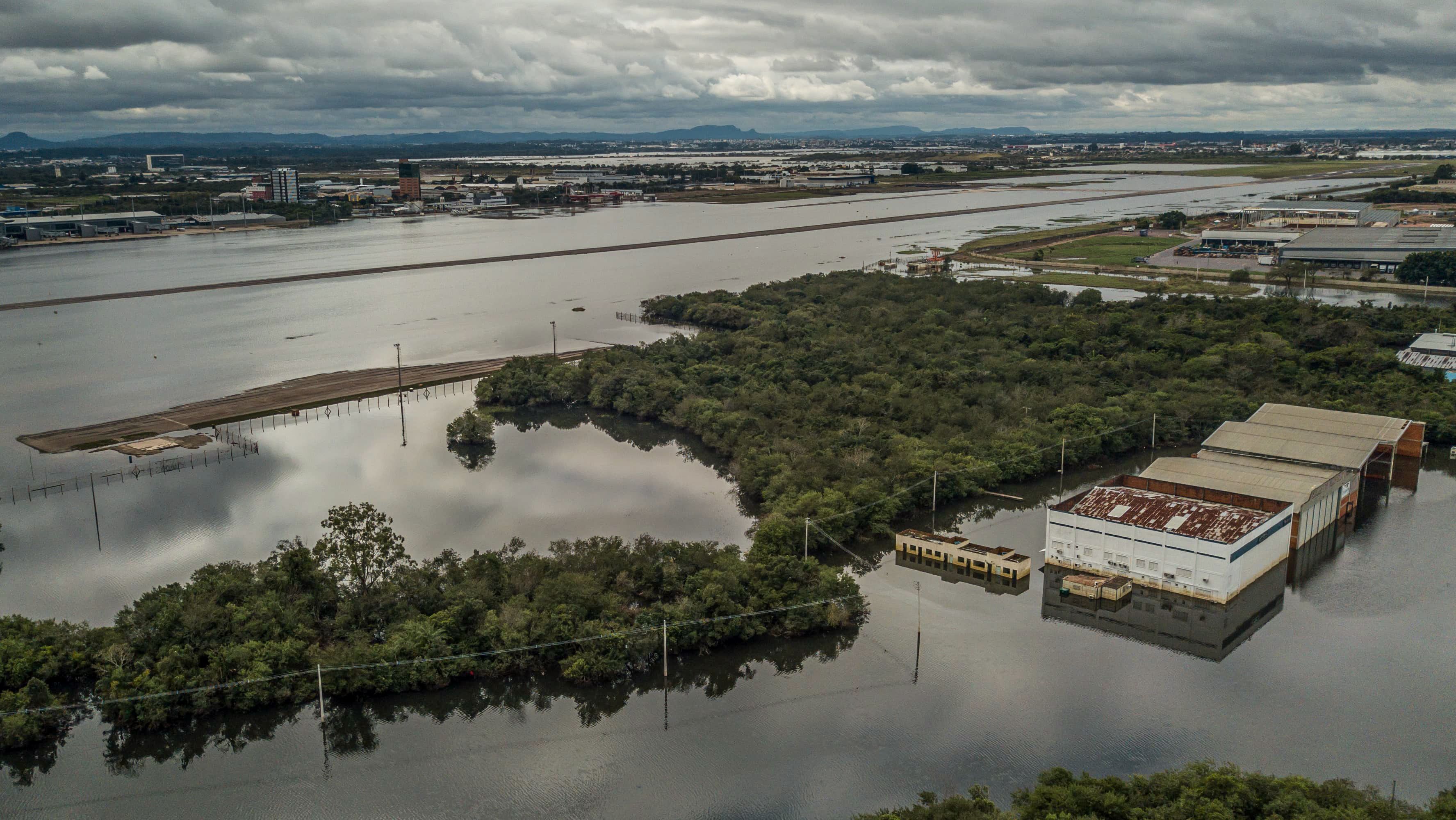 Com a inundação, não é possível visualizar a pista do aeroporto Salgado Filho, em Porto Alegre (RS)