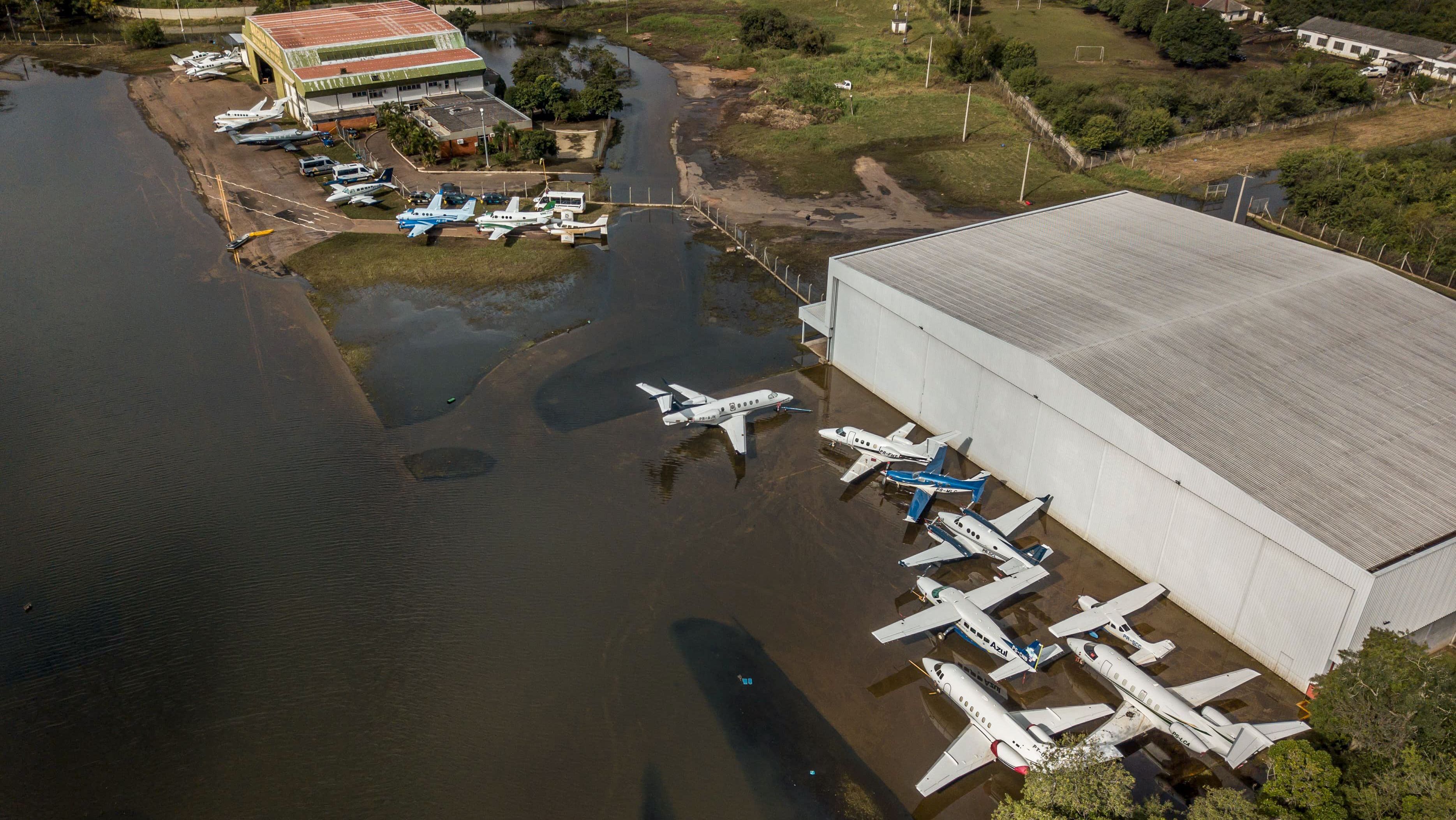 Aviões estacionados em área de hangares do aeroporto Salgado Filho, em Porto Alegre (RS)