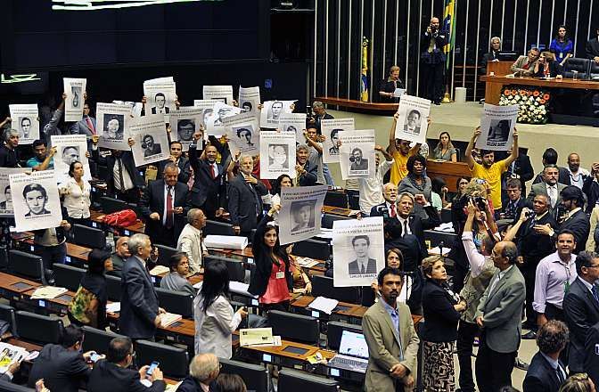 Deputados relembram mortos e desaparecidos da ditadura em sessão na Câmara em 2014
