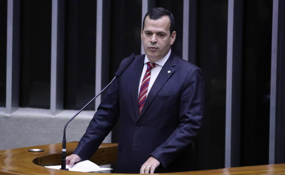 O deputado Gutemberg Reis veste um terno e discursa no plenário da Câmara dos Deputados