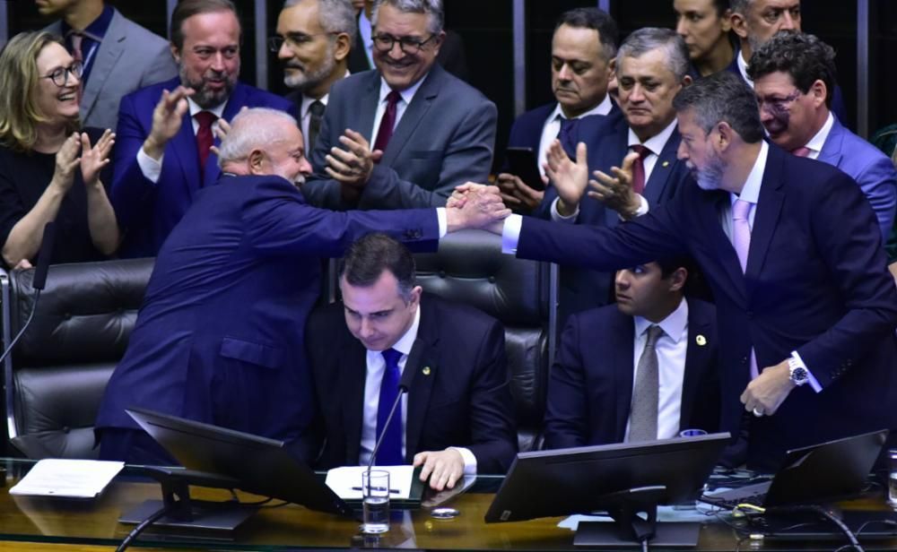 Promulgação da Emenda Constitucional nº 132 de 2023, referente à Proposta de Emenda à Constituição nº 45 de 2019, que altera o Sistema Tributário Nacional. Presidente do Brasil, Luiz Inácio Lula da Silva e o presidente da Câmara dos Deputados, Arthur Lira