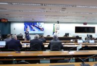 Projeto que proíbe condenados de lucrarem com obras sobre crimes é aprovado em comissão da Câmara