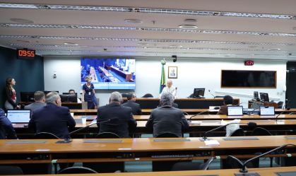Projeto que proíbe condenados de lucrarem com produções culturais sobre crimes é aprovado em comissão da Câmara