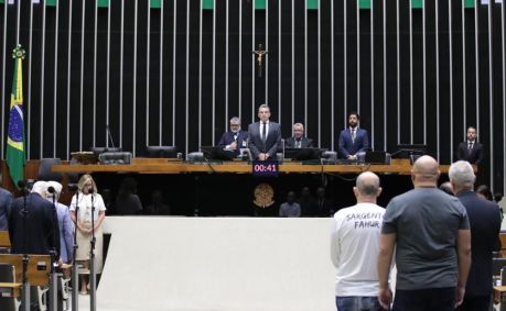 Câmara faz um minuto de silêncio em homenagem às vítimas das enchentes no Rio Grande do Sul