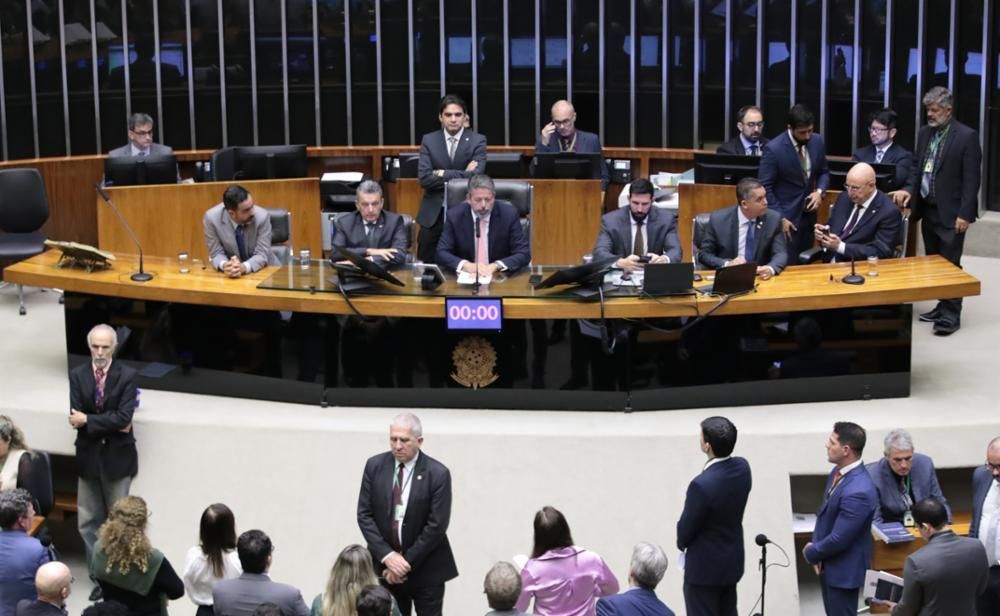 O presidente da Câmara, Arthur Lira (PP-AL), comanda sessão na noite desta segunda-feira (6)