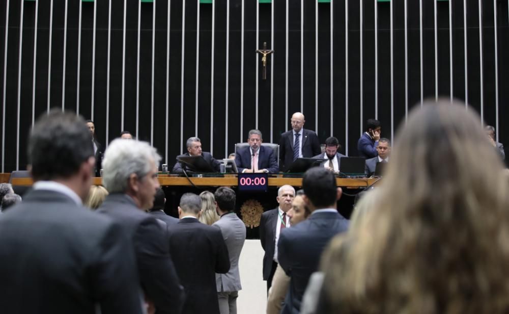 Sessão plenária da Câmara nesta segunda-feira (6)