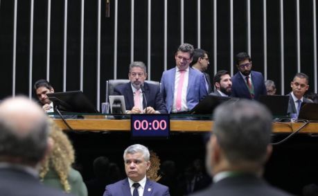 O presidente da Câmara, Arthur Lira (PP-AL), no comando de sessão nesta segunda-feira (6)