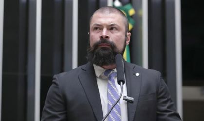 Deputado bolsonarista apresenta projeto para liberar armas dentro de aviões