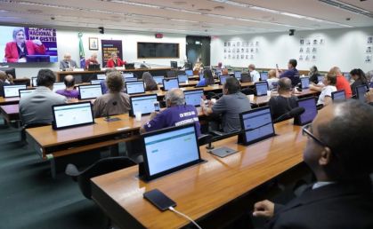 Audiência Pública - Descumprimento do Piso Salarial dos Professores. Secretaria de Articulação Intersetorial (SASE/MEC), Mauricio Holanda Maia. Presidente - Confederação Nacional dos Trabalhadores em Educação, Heleno Araújo. Dep. Professora Luciene Cavalcante (PSOL-SP)