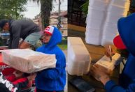 Campeão olímpico distribui marmitas para vítimas das chuvas no RS