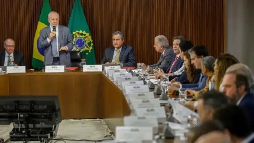 Presidente Luiz Inácio Lula da Silva (PT) participa de uma reunião ministerial para apresentar novas medidas de auxílio para ao estado do Rio Grande do Sul, em 13 de maio de 2024
