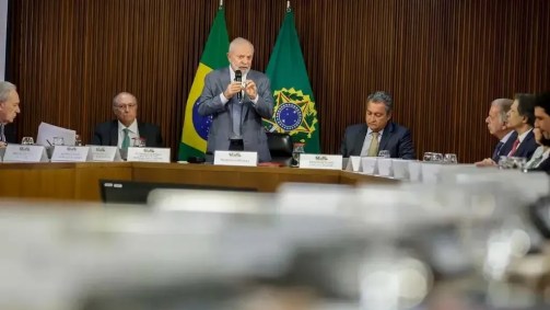 Presidente Luiz Inácio Lula da Silva (PT) participa de uma reunião ministerial para apresentar novas medidas de auxílio para ao estado do Rio Grande do Sul, em 13 de maio de 2024