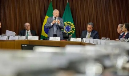 Presidente Luiz Inácio Lula da Silva (PT) participa de uma reunião ministerial para apresentar novas medidas de auxílio para ao estado do Rio Grande do Sul, em 13 de maio de 2024