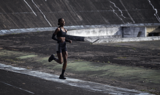 Jéssica Córes como Maria em "Biônicos" / Alisson Louback/Netflix