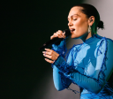 Após cirurgia de mastectomia, Jessie J relata saudades de cantar