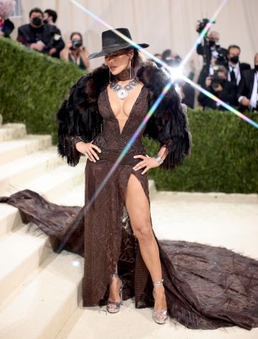 Jennifer Lopez no Met Gala 2021 / Dimitrios Kambouris/Getty Images for The Met Museum/Vogue