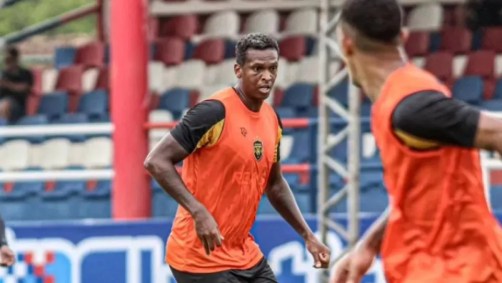 Jô em ação pelo Amazonas, durante aquecimento para uma partida