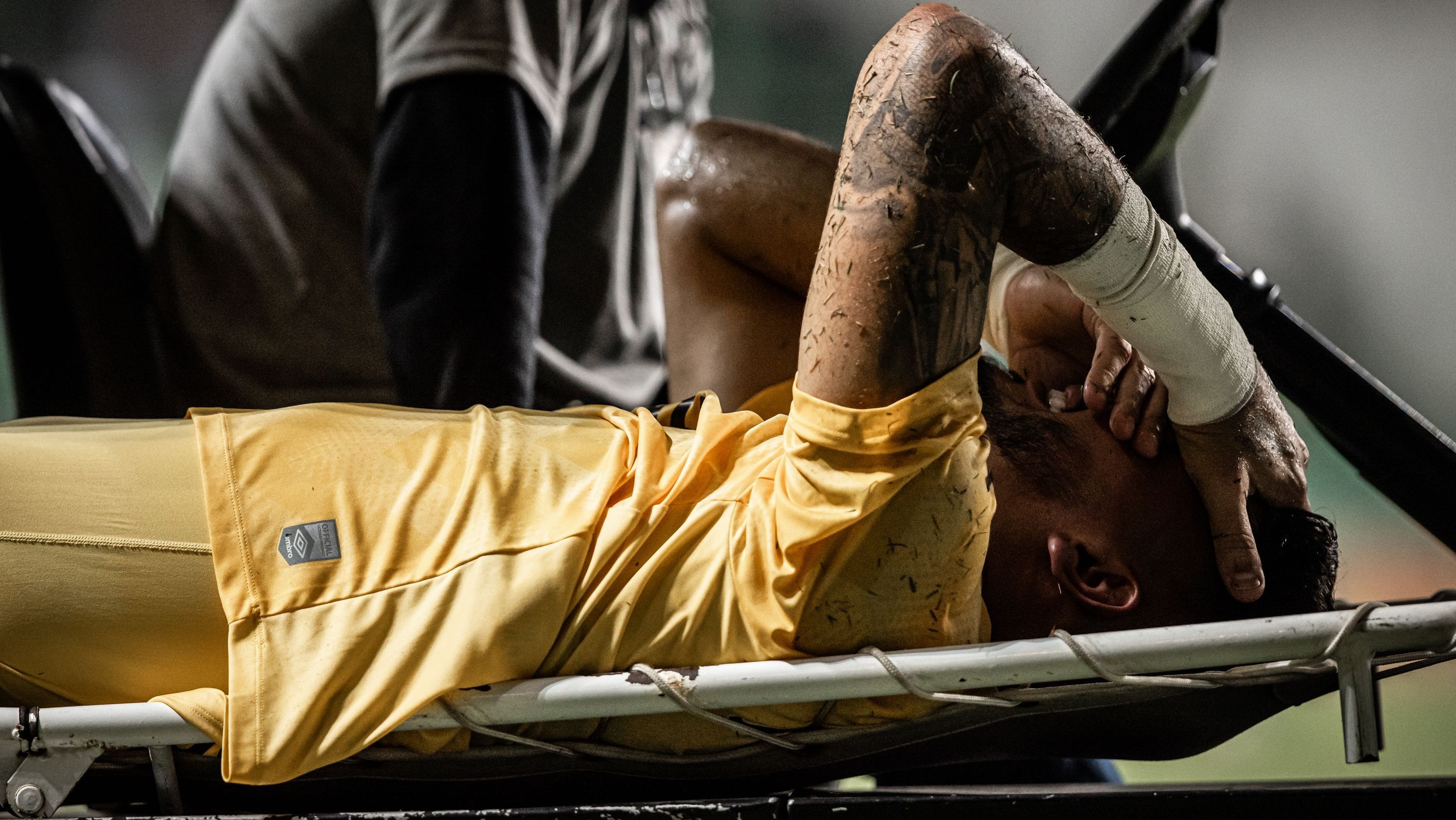 João Paulo sai lesionado