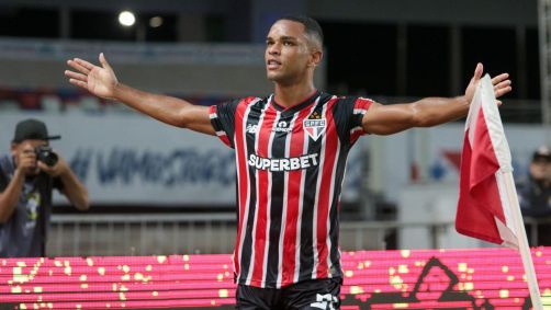 Juan comemora um dos dois gols que marcou para o São Paulo contra o Águia de Marabá pela Copa do Brasil