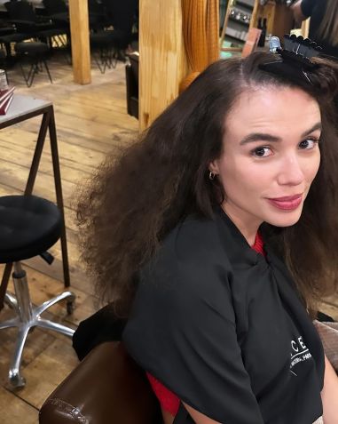 Juliane Araújo mostra mudança no visual para viver Kika / Reprodução/Juliane Araújo/Instagram
