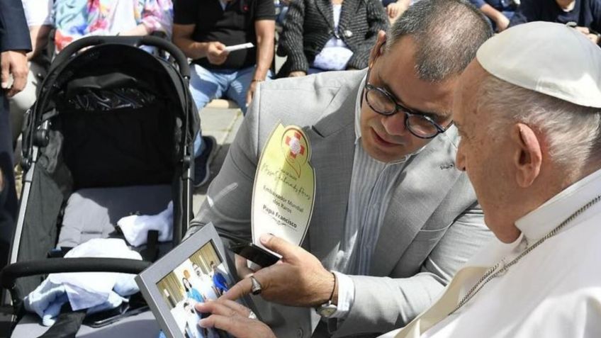 Juliano Cazarré ao lado do Papa • Reprodução/Juliano Cazarré/Instagram