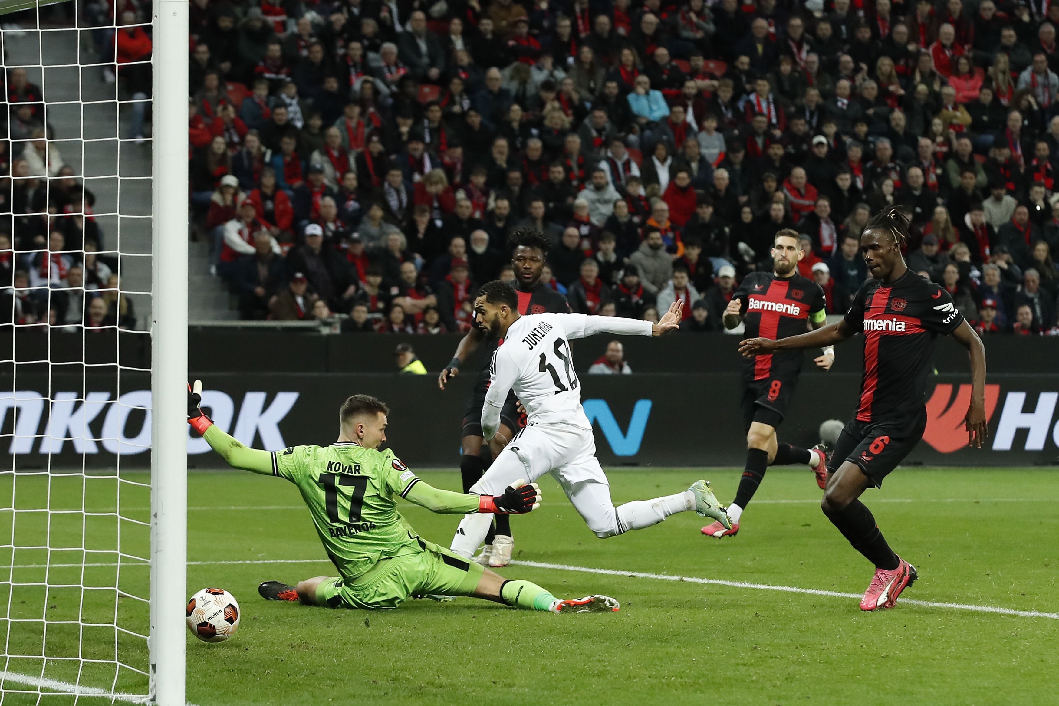 Juninho Vieira do Qarabag contra o Leverkusen