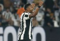 Libertadores: Botafogo vence LDU e respira na luta por vaga nas oitavas