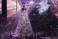 Após 7 anos, Katy Perry se despede do "American Idol" suspensa no ar