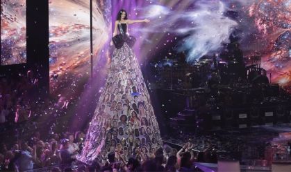 Após 7 anos, Katy Perry se despede do "American Idol" suspensa no ar